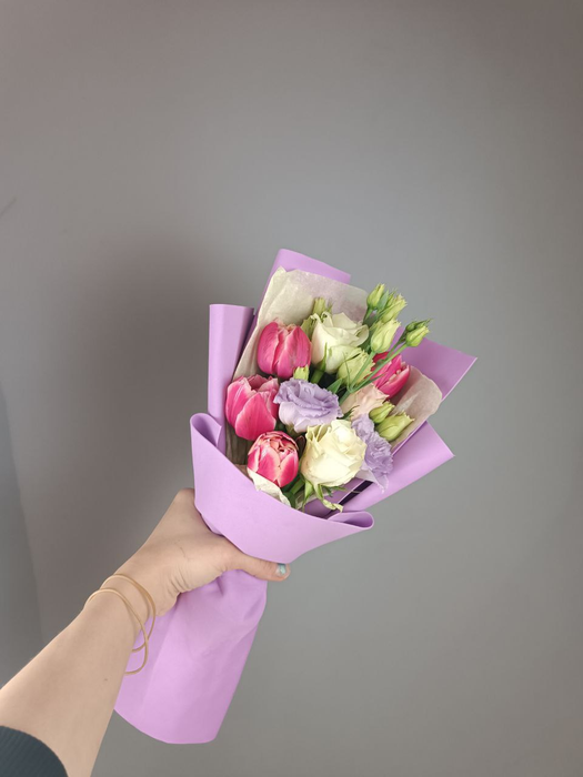 Небольшой букет с тюльпанами