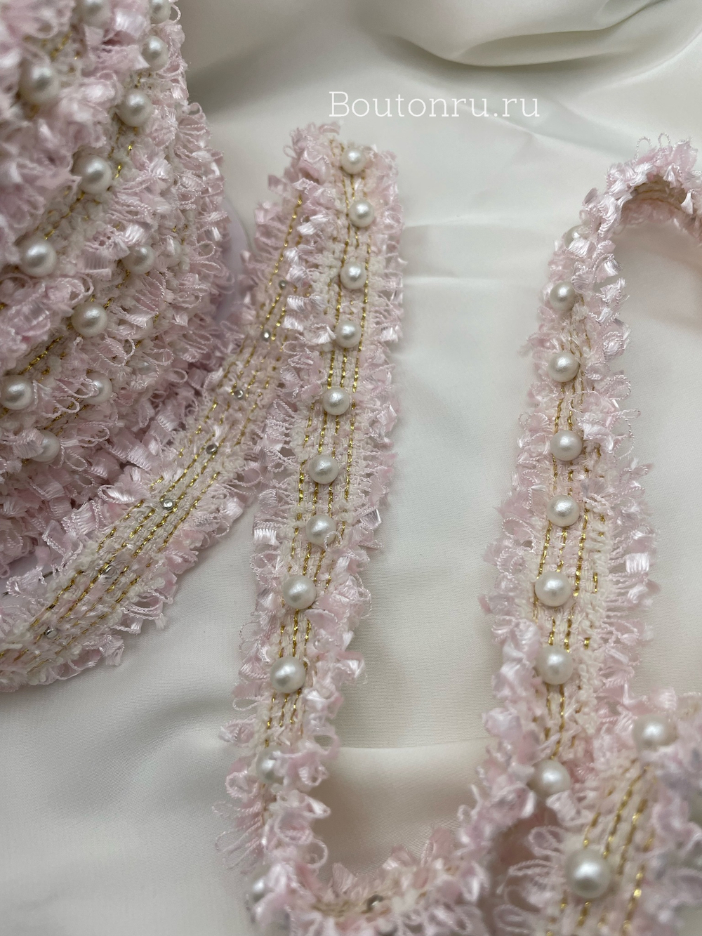 Тесьма светло-розовая с золотистой нитью люрекс и жемчугом