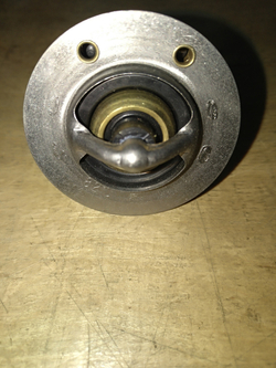 Термостат 8943928170 isuzu 6HK1 82 градуса