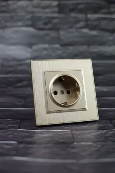 Розетка золото одинарная пластик