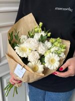 Букет сборный из гербер, лизиантуса и кустовых пионовидных роз