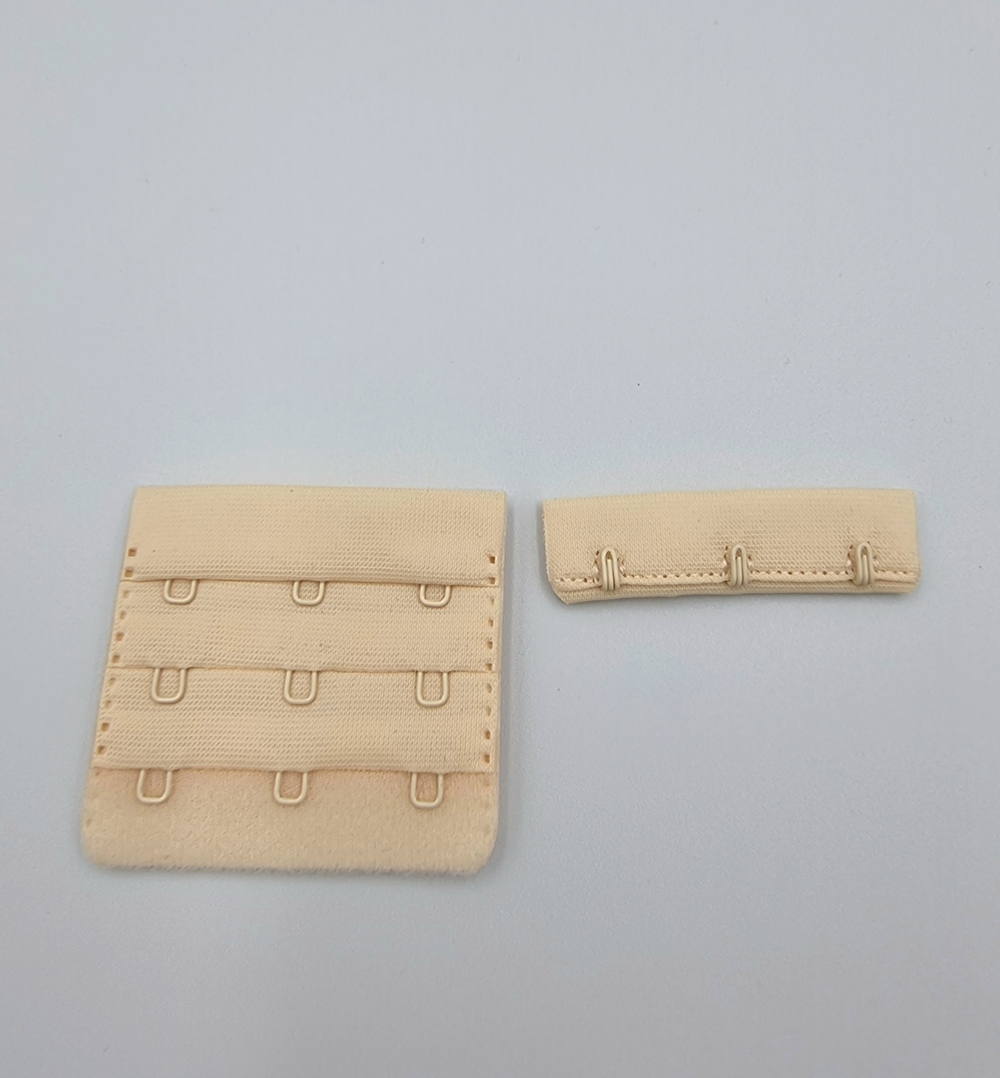 Застёжка для бюстгальтера на 3 крючка бежевая 57 мм (Pantone 13-1010 TPX)