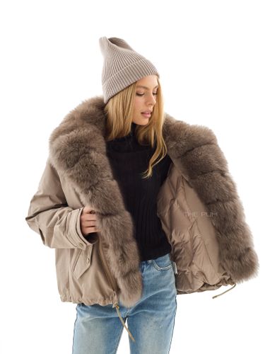 Короткая пуховая парка бежевого цвета