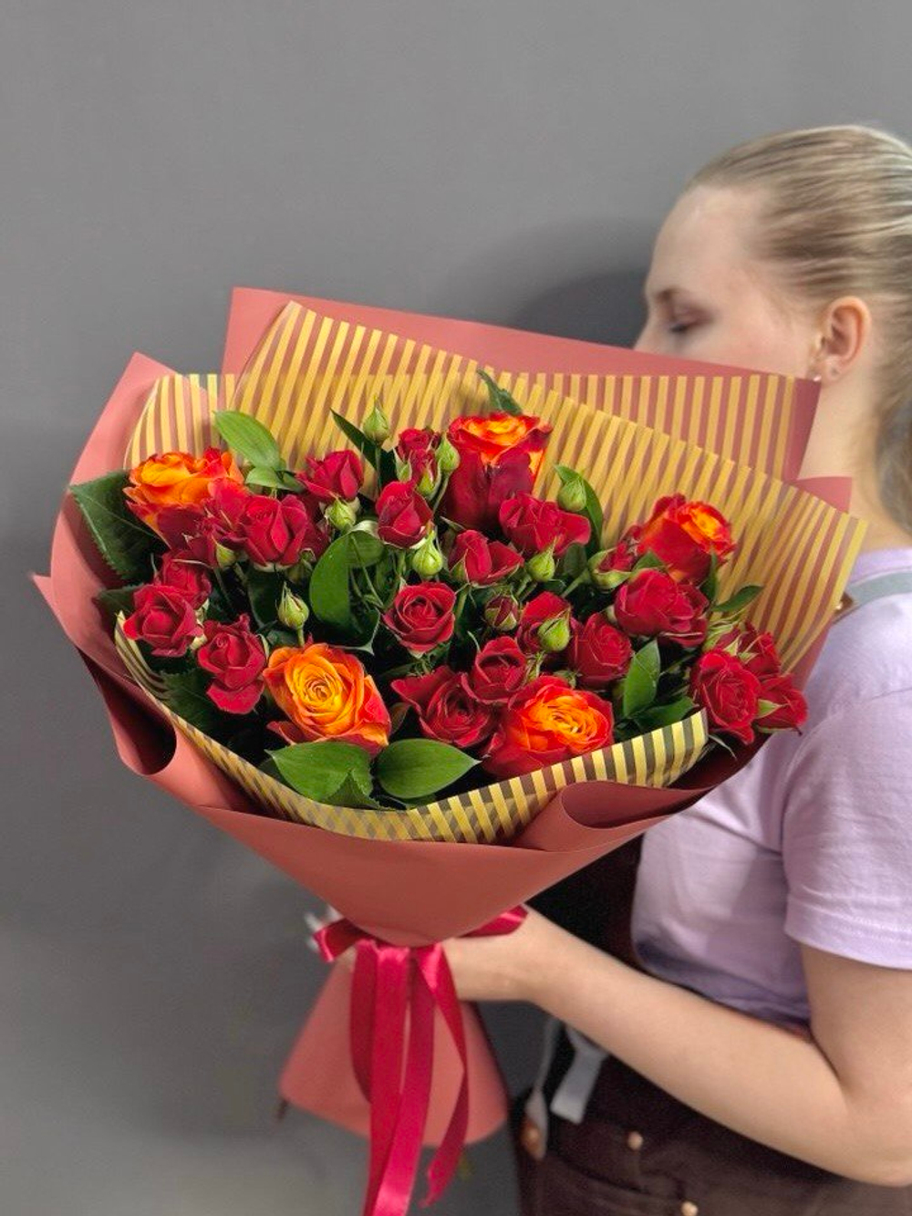 Букет из кустовых и одноголовых роз