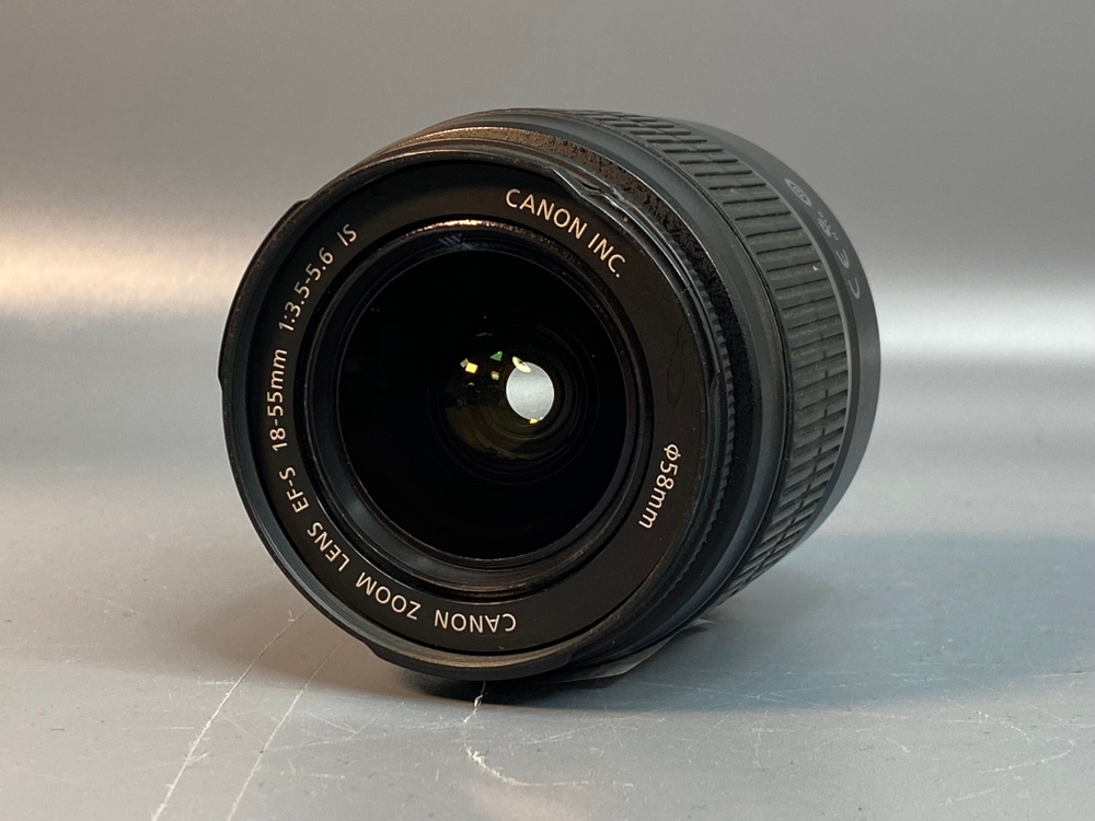 Canon EF-S 18–55 mm f/4–5.6 IS STM скол на креплении для светофильтров