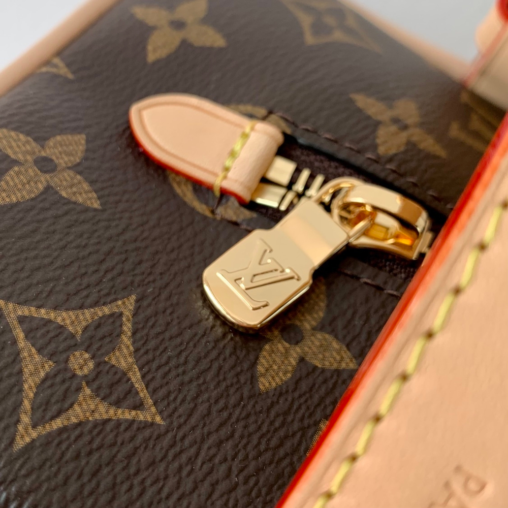 Louis Vuitton Locker Dopp Kit