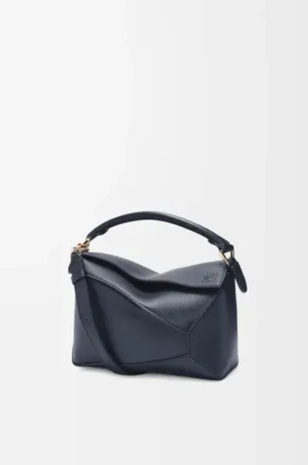 Loewe Маленькая сумка Puzzle Edge из мягкой зернистой телячьей кожи, темно-синий