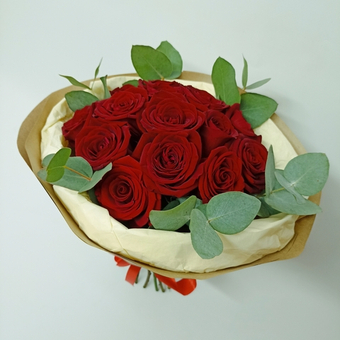 Букет 15 роз с эвкалиптом в крафте