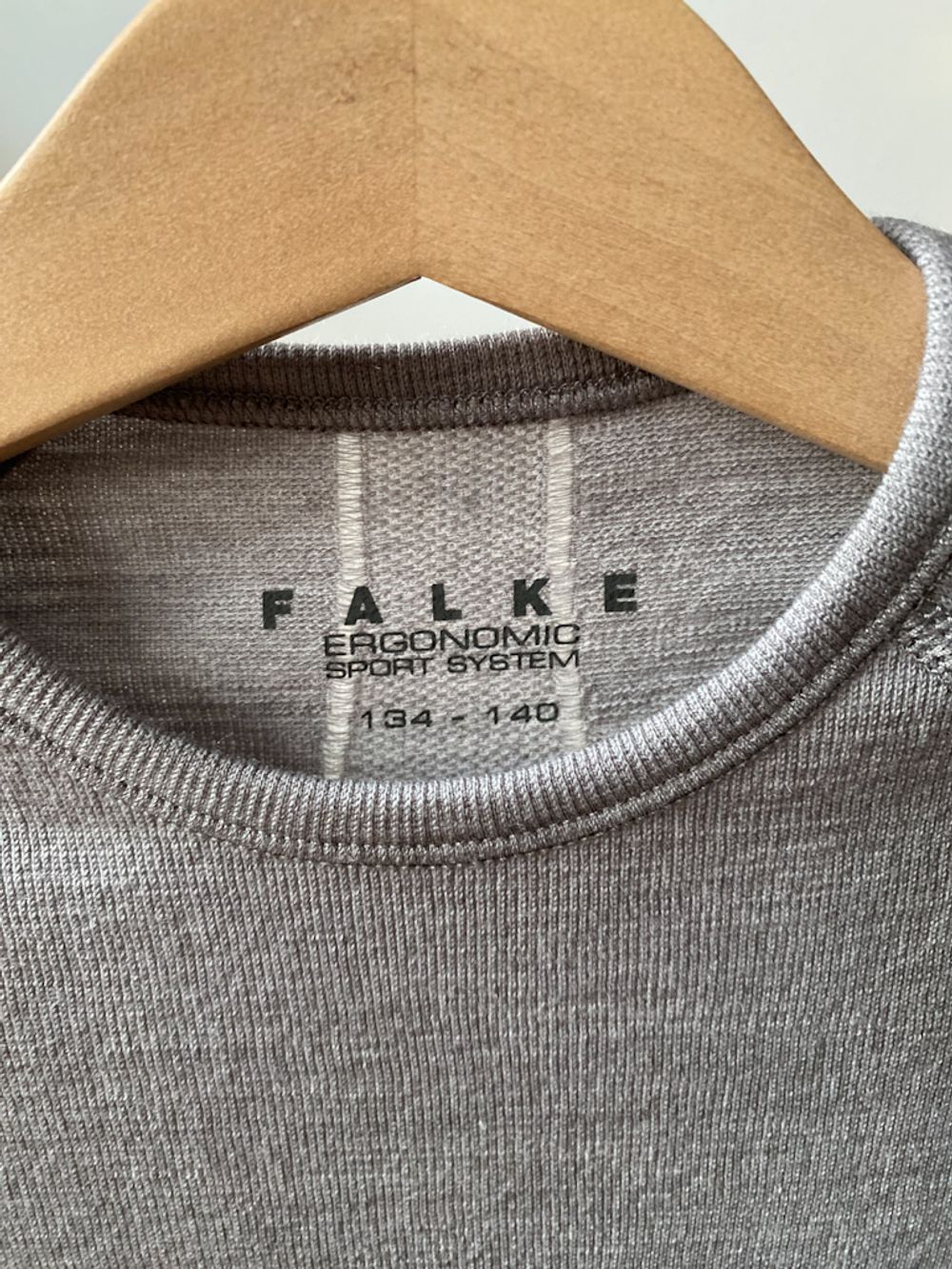 Новый шерстяной лонгслив Falke, 134
