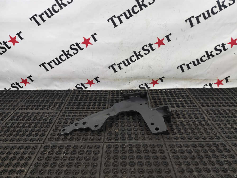 Кронштейн бампера правый