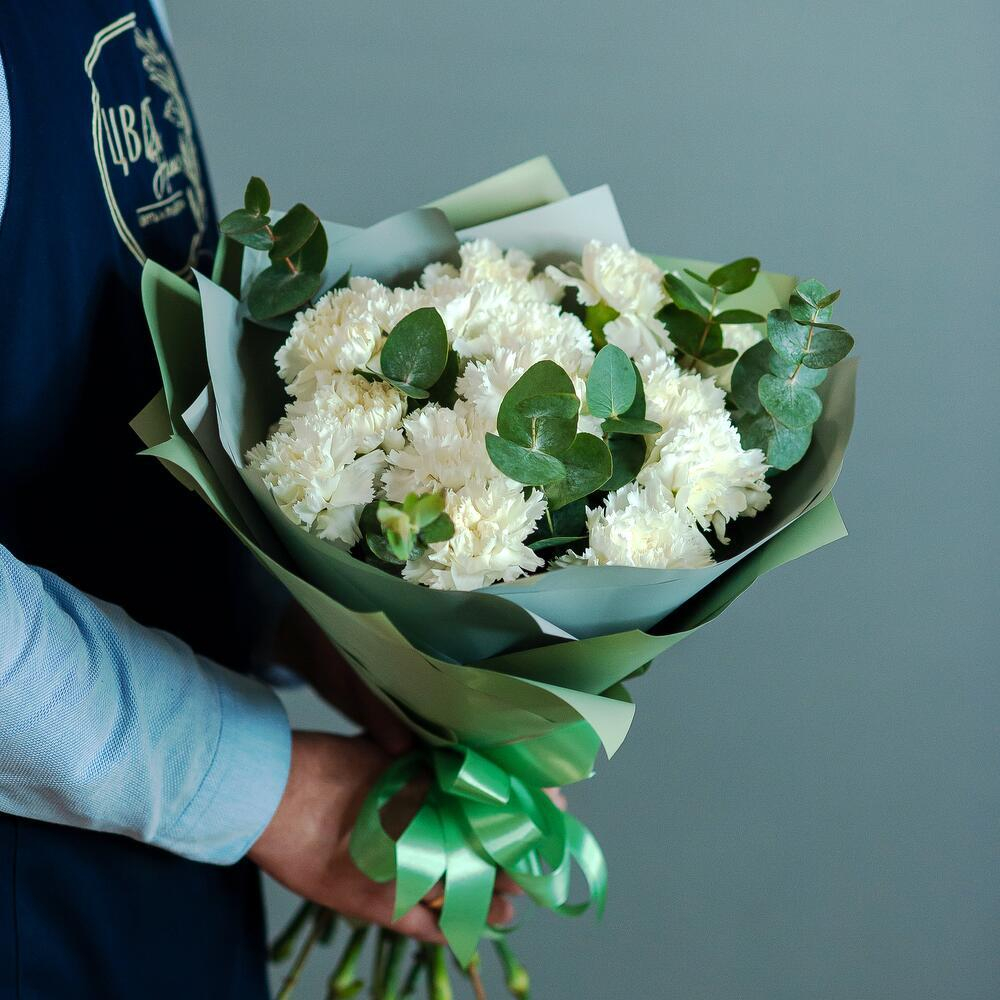 Букет белых диантусов с эвкалиптом