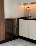 Современная кухня с тонированным стеклом и профилем Gola — без ручек