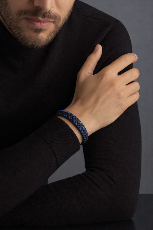 Мужской кожаный браслет с синей строчкой