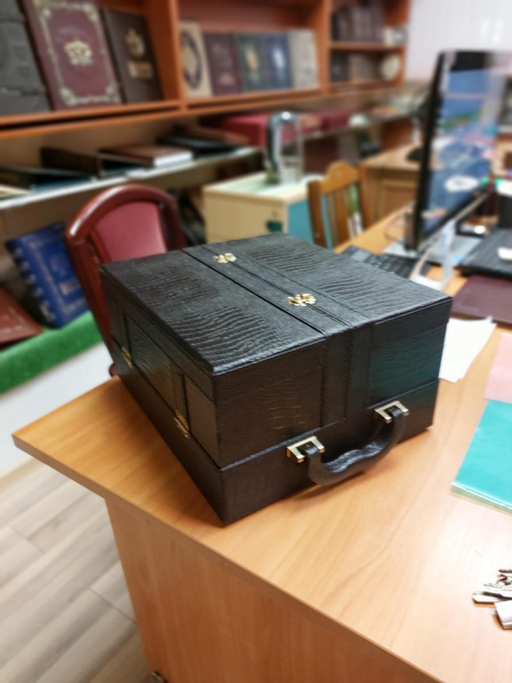 Набор "Охота" подарочный в футляре: книга с бронзовым барельефом "Книга охотника" с бокалами для коньяка