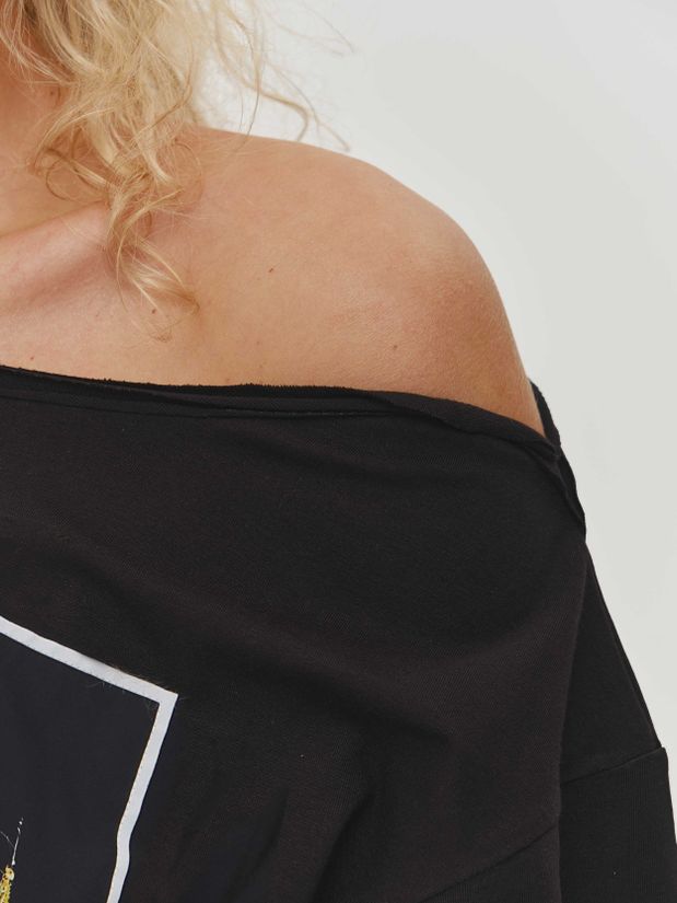 Футболка со спущенным плечом  принт "Москва", черная