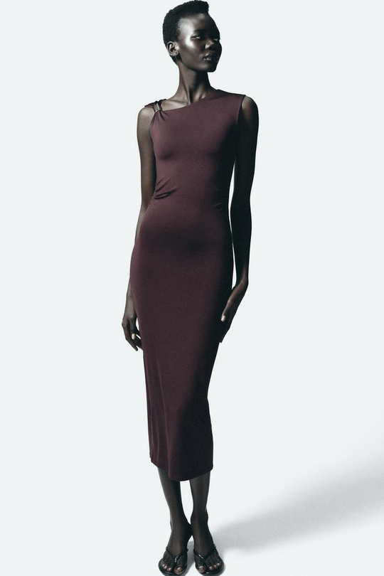 ZARA ПЛАТЬЕ С МЕТАЛЛИЧЕСКОЙ ДЕТАЛЬЮ, ЦВЕТ БУРГУНДСКОГО ВИНА