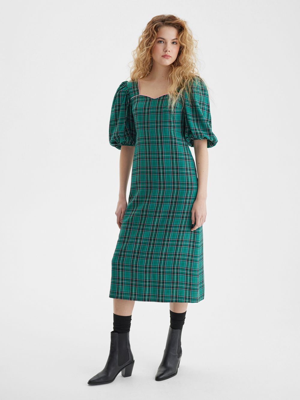 Платье с фигурным лифом и объемными рукавами в клетку