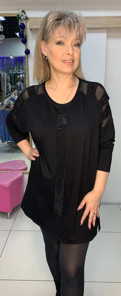 Черная туника с сетчатыми вставками и стразовыми перепонками