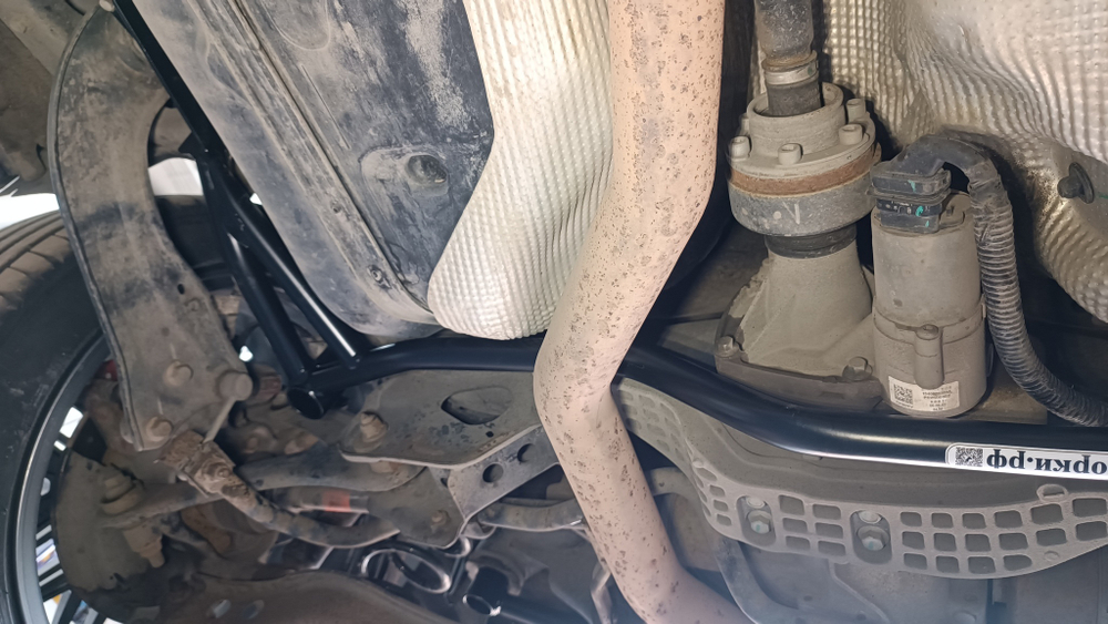 Распорка задняя нижняя спереди Chery Tiggo 7 Pro Max (полный привод), Jaecco j7 (полный привод), Omoda C5 (полный привод) (ПОД ЗАКАЗ)