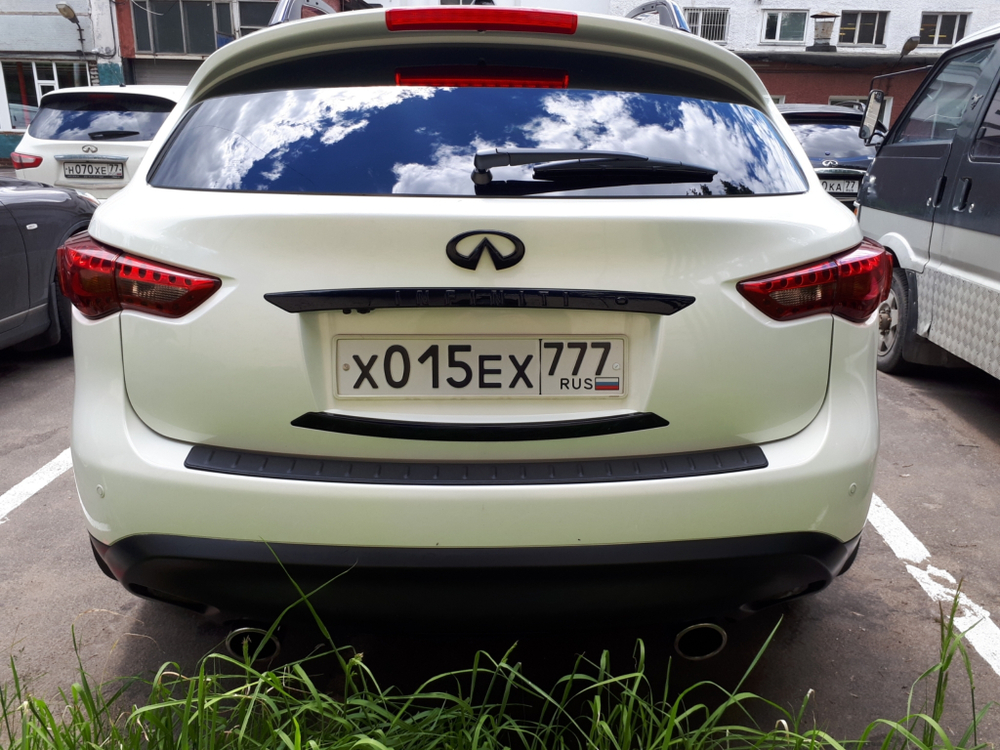 Накладка на бампер Черная Infiniti Qx70 S51