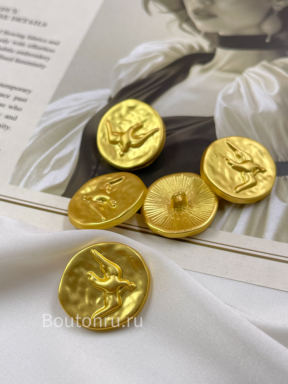 Пуговицы золотистые Скиапар. круглые с птицей