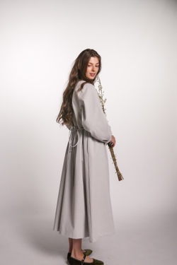 Платье с V-вырезом и длинным рукавом из плотного хлопка, в светло-сером цвете