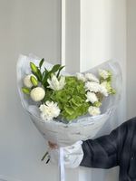 Букет из гортензии, пионов, пионовидной лилии, хризантемы и лизиантуса