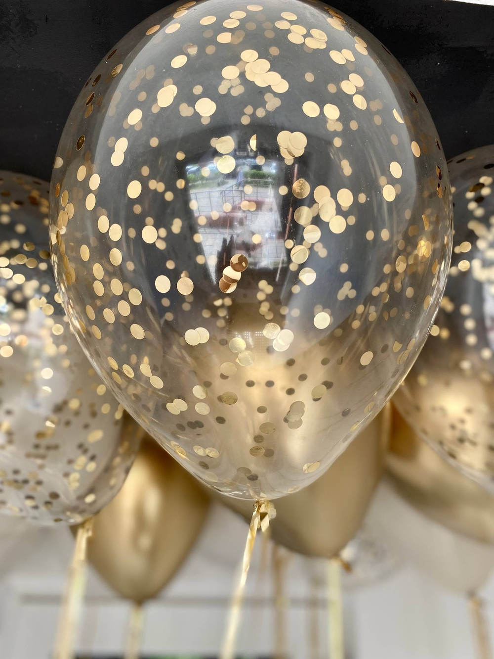 Воздушные шары под потолок с дождиком золото/белый песок №3384