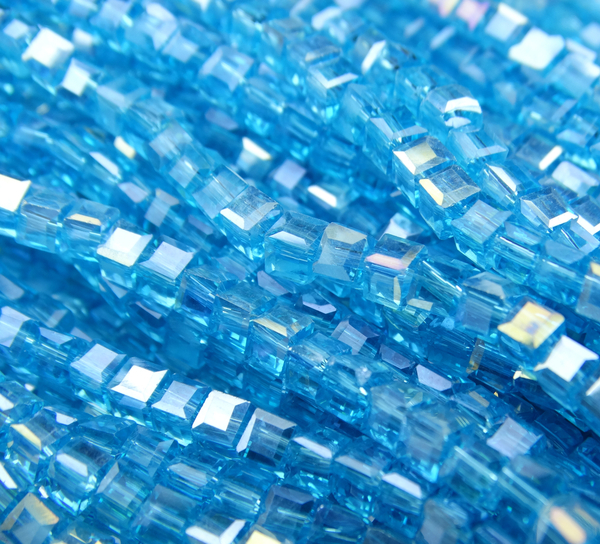 БВ016ДС3 Хрустальные бусины квадратные, цвет: ярко-голубой AB прозрачный, 3 мм, кол-во: 63-65 шт.