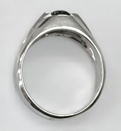 Ювелирное кольцо из серебра с черным фианитом