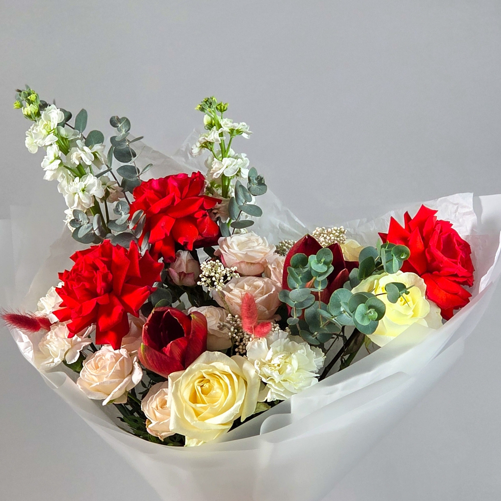 Букет с амариллисом и французскими розами #183