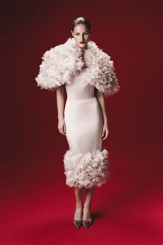 Укороченное болеро с цветочной отделкой