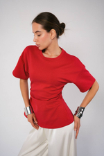 Футболка приталенная ,с разрезом сзади.