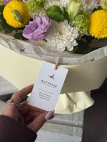 Букет из хризантемы, нарциссов, вибурнума и лизиантуса