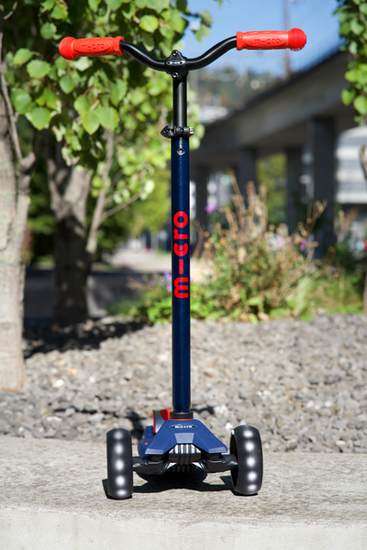 Самокат Maxi Micro Deluxe Pro LED синий/красный