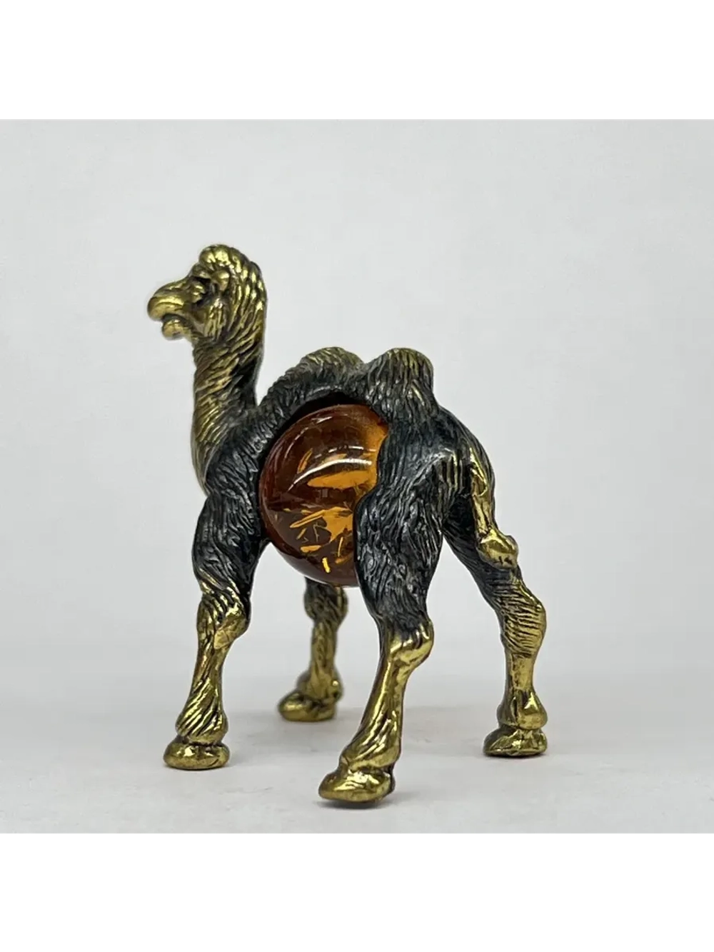 Бронзовая статуэтка на янтаре