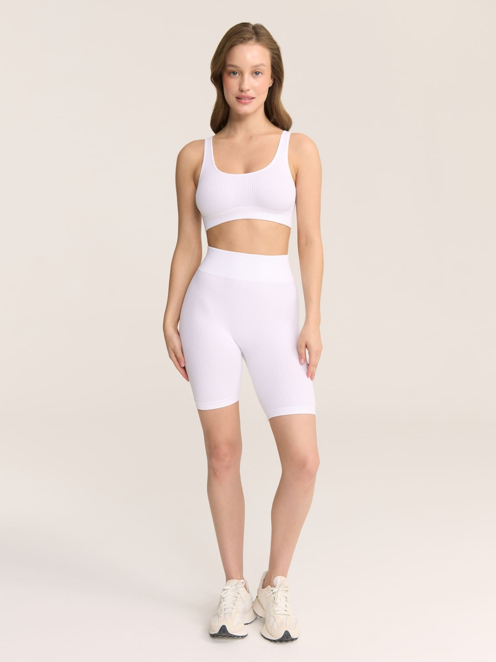 Бесшовный топ на широких бретелях в рубчик