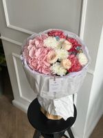Букет сборный из гортензии, кустовой пионовидной розы, одноголовых роз и оксипеталума