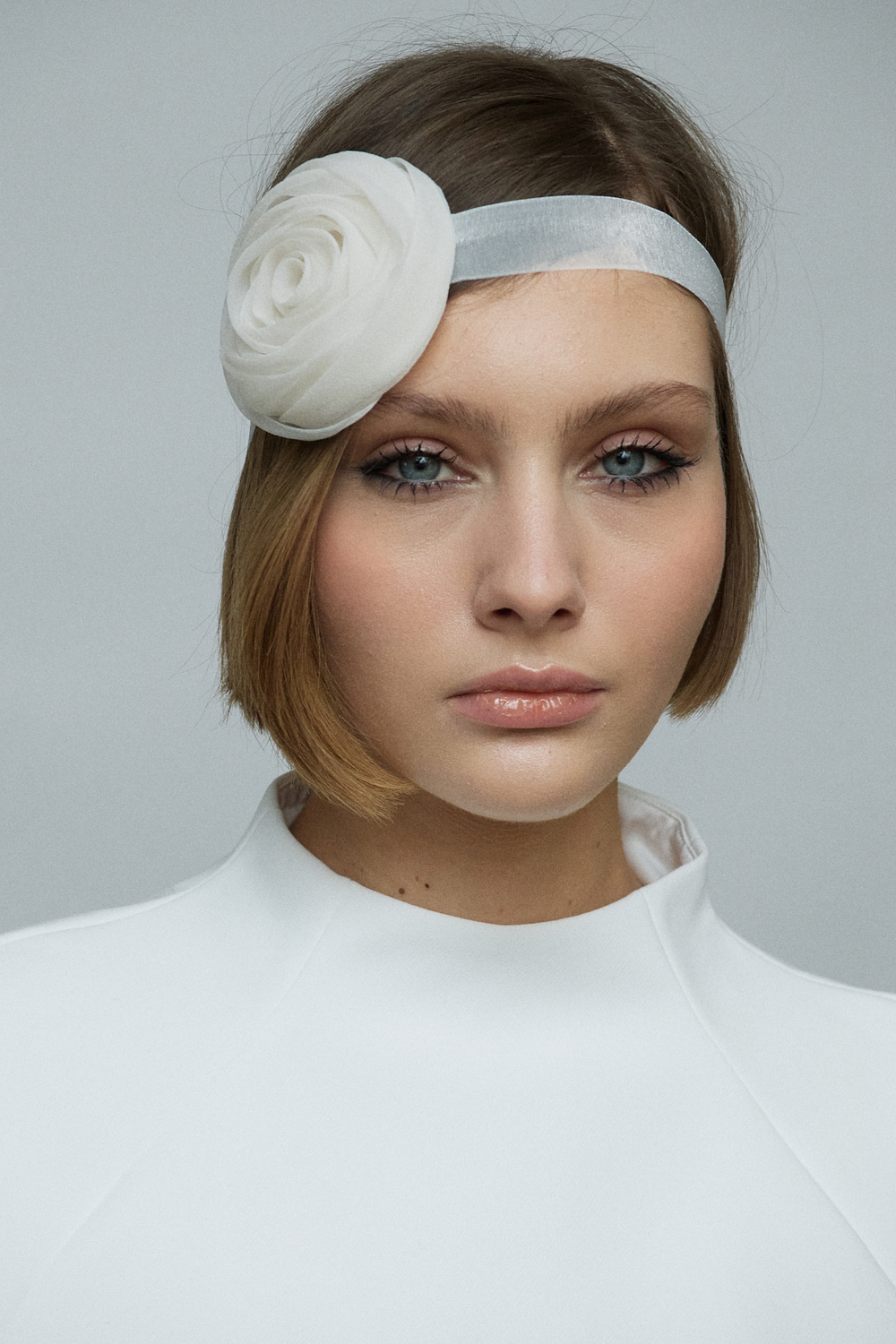 Повязка с белой розой