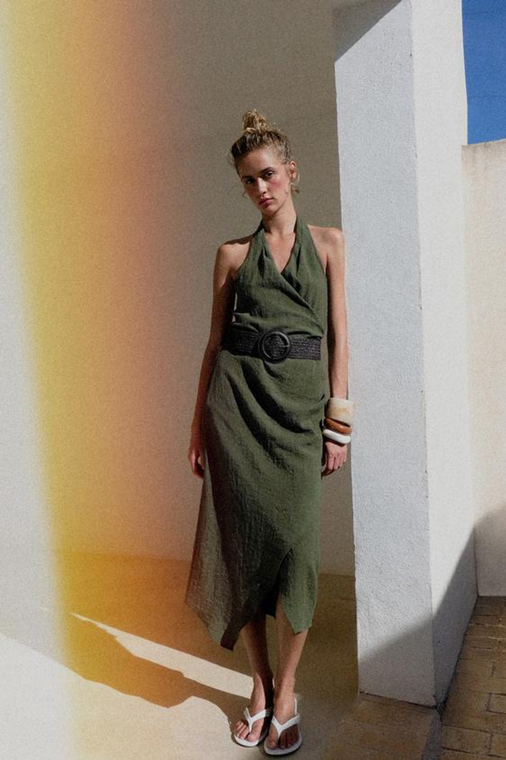 ZARA ПЛАТЬЕ МИДИ С ЛЬНЯНЫМ РЕМНЕМ, ТЕМНЫЙ ХАКИ
