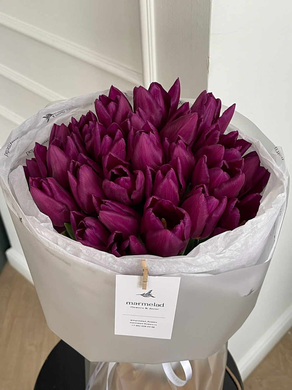 Букет из 25 фиолетовых тюльпанов