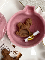 Новогодний шар с лошадкой и предсказанием внутри