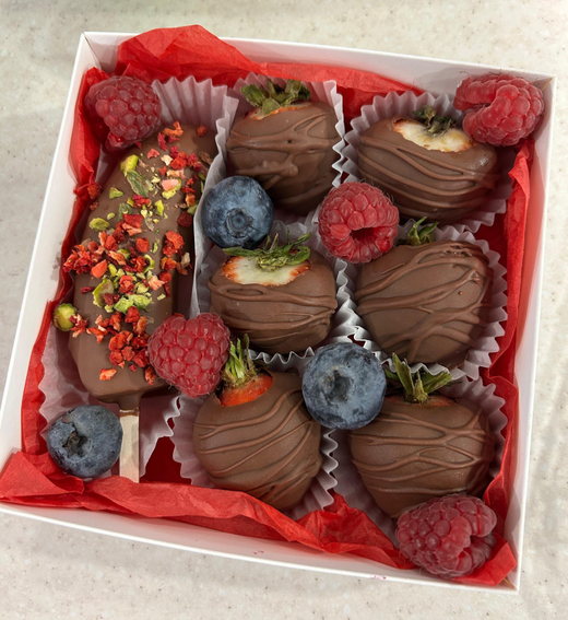 Микс ягод в шоколаде в подарочной упаковке