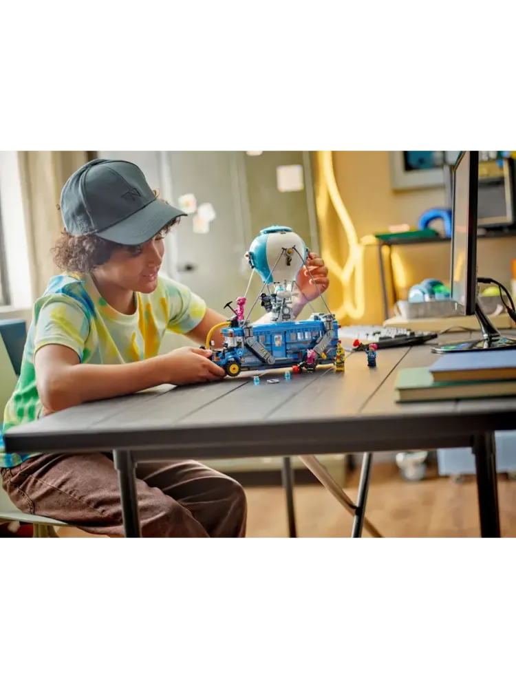 Конструктор Fortnite 77073 Боевой автобус