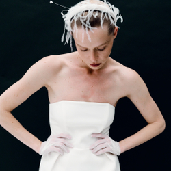 Ободок узкий с белыми перьями