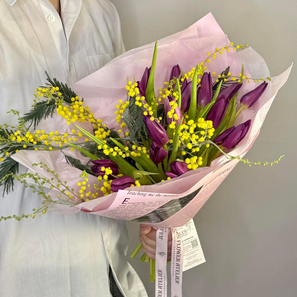 «Весна в Версале» букет из тюльпанов и мимозы