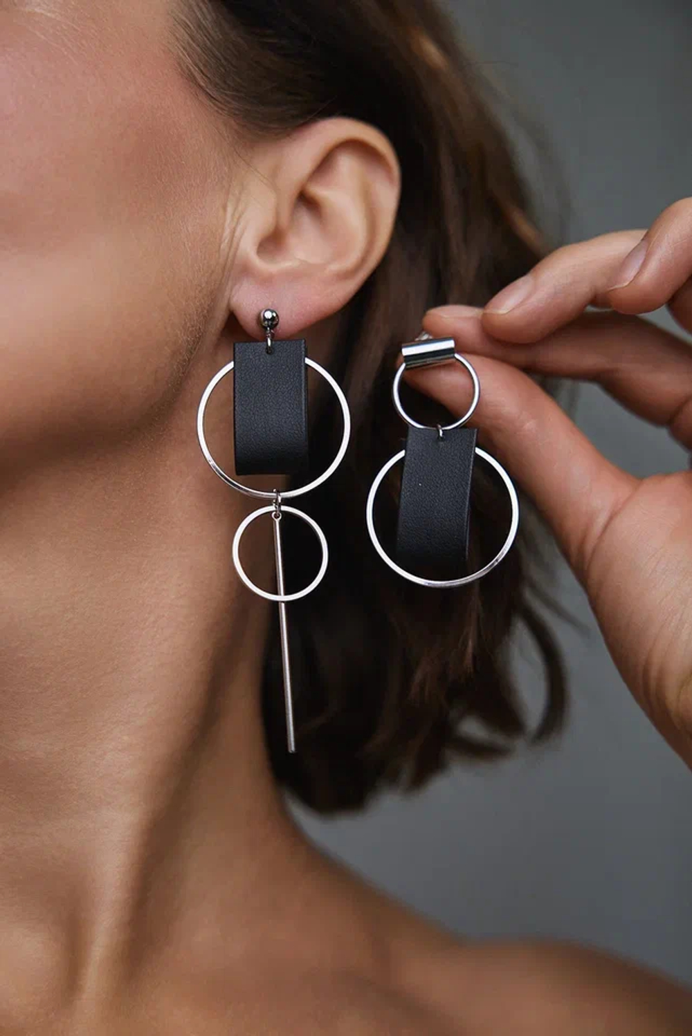 Серьги асимметричные пусеты круги с черной кожей, оттенок серебро