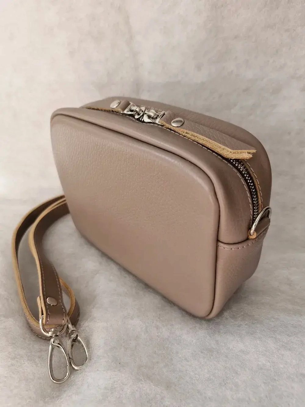 Сумка женская из натуральной кожи бежевая через плечо