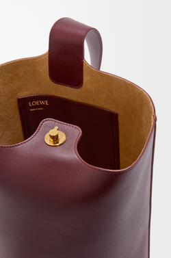Loewe Сумка-ведро среднего размера Pebble из гладкой телячьей кожи, бургунди