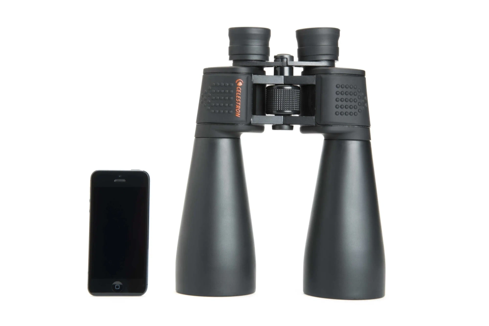 Бинокль Celestron SkyMaster 15x70 рядом со смартфоном